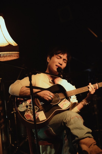 弾き語りを披露するSIRUP。（Photo by Leo Iizuka）