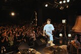 ファンから受け取ったたくさんの“ハートマーク”を照れ隠しのように“蹴り返す”SIRUP。（Photo by Leo Iizuka）
