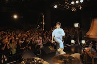 ファンから受け取ったたくさんの“ハートマーク”を照れ隠しのように“蹴り返す”SIRUP。（Photo by Leo Iizuka）