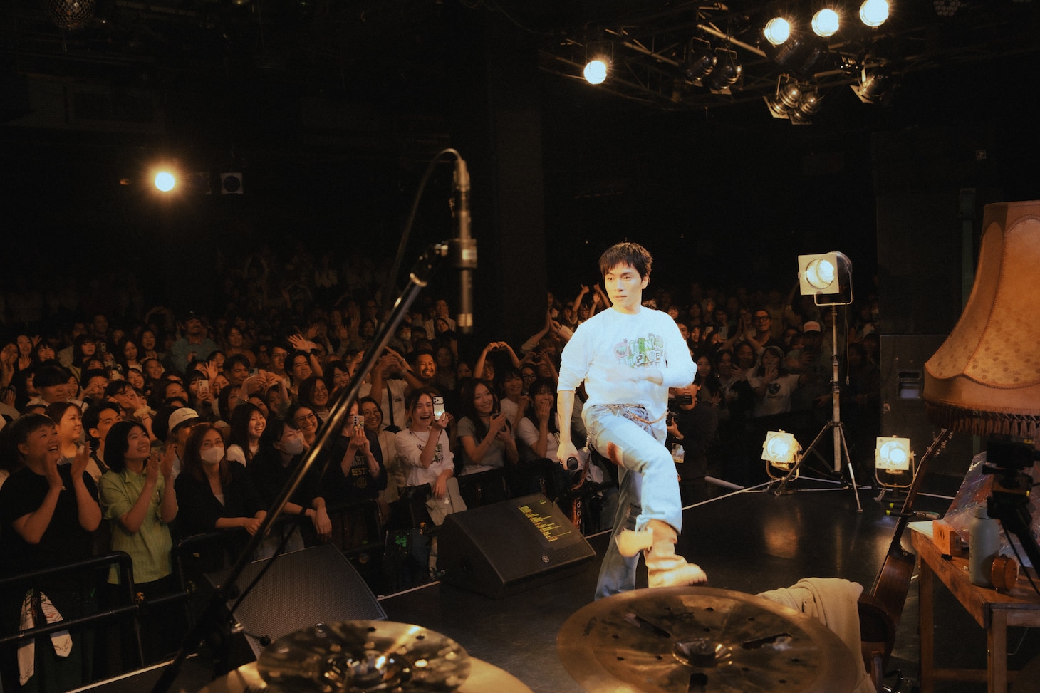 ファンから受け取ったたくさんの“ハートマーク”を照れ隠しのように“蹴り返す”SIRUP。（Photo by Leo Iizuka）