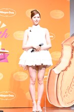 真っ白なミニ丈のワンピースで登場したSANA（TWICE）。