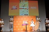 自分好みの「ハーゲンダッツ クリスピーサンド」を作るSANA（TWICE）。