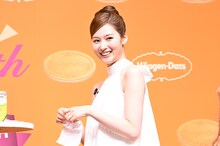 「ハーゲンダッツ クリスピーサンド」の試食を前に、カメラの多さに落ち着かない様子のSANA（TWICE）。