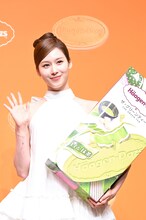 カメラに手を振るSANA（TWICE）。