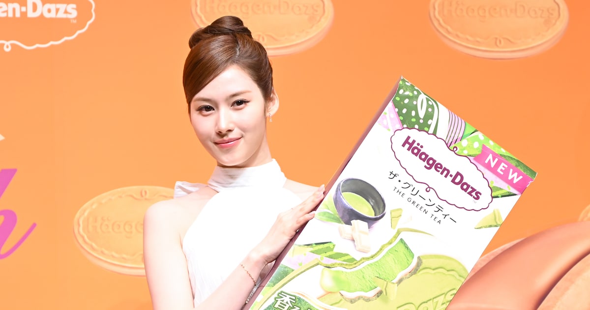 TWICEサナがクリスピーサンド25周年をお祝い、ライブ期間中も「みんなでおいしくいただきました」