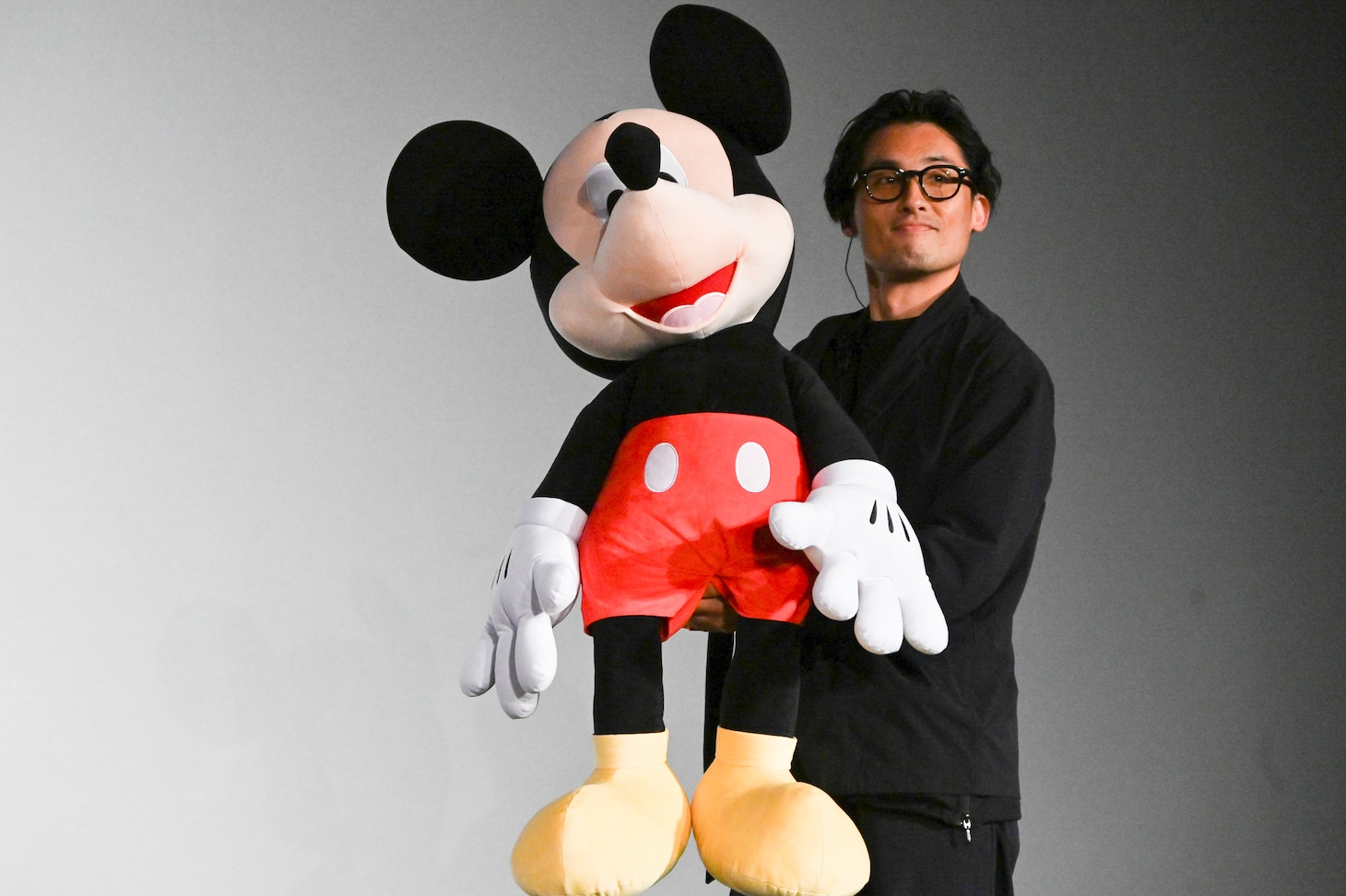 「チーム対抗！ 旅の“推しポイント”プレゼン対決！」の勝利チームに贈られたミッキーマウスのぬいぐるみ。