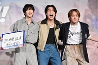 「チーム対抗！ 旅の“推しポイント”プレゼン対決！」の結果を待つチームBの七五三掛龍也、松田元太、松倉海斗。