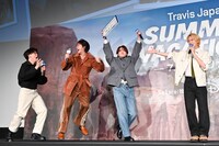 「チーム対抗！ 旅の“推しポイント”プレゼン対決！」に勝利したチームAの宮近海斗、中村海人、吉澤閑也。結果を伝える川島如恵留。