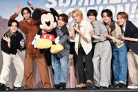 ミッキーマウスのぬいぐるみと記念撮影するTravis Japan。