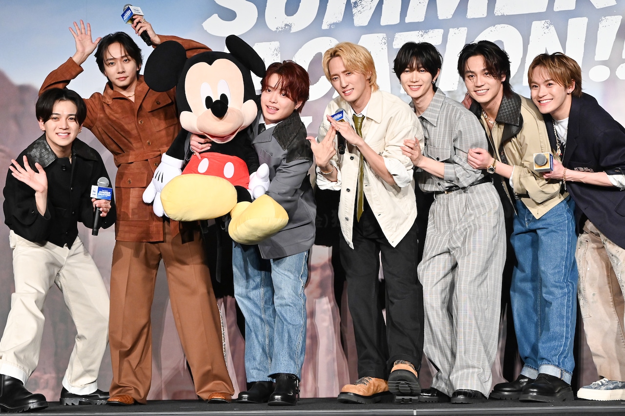 ミッキーマウスのぬいぐるみと記念撮影するTravis Japan。