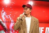 商品コンセプトについて解説するTaiTan（Dos Monos）。