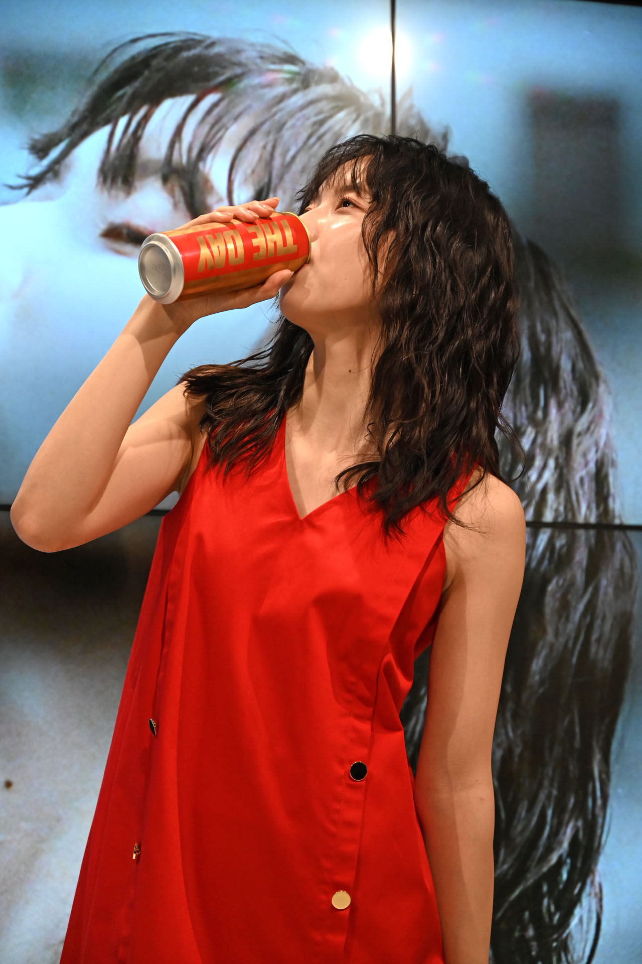 「THE DAY」を飲む加藤小夏。