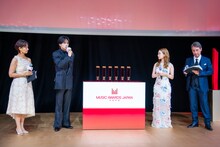 左から住吉美紀、中島健人、畑芽育、クリス・ペプラー。