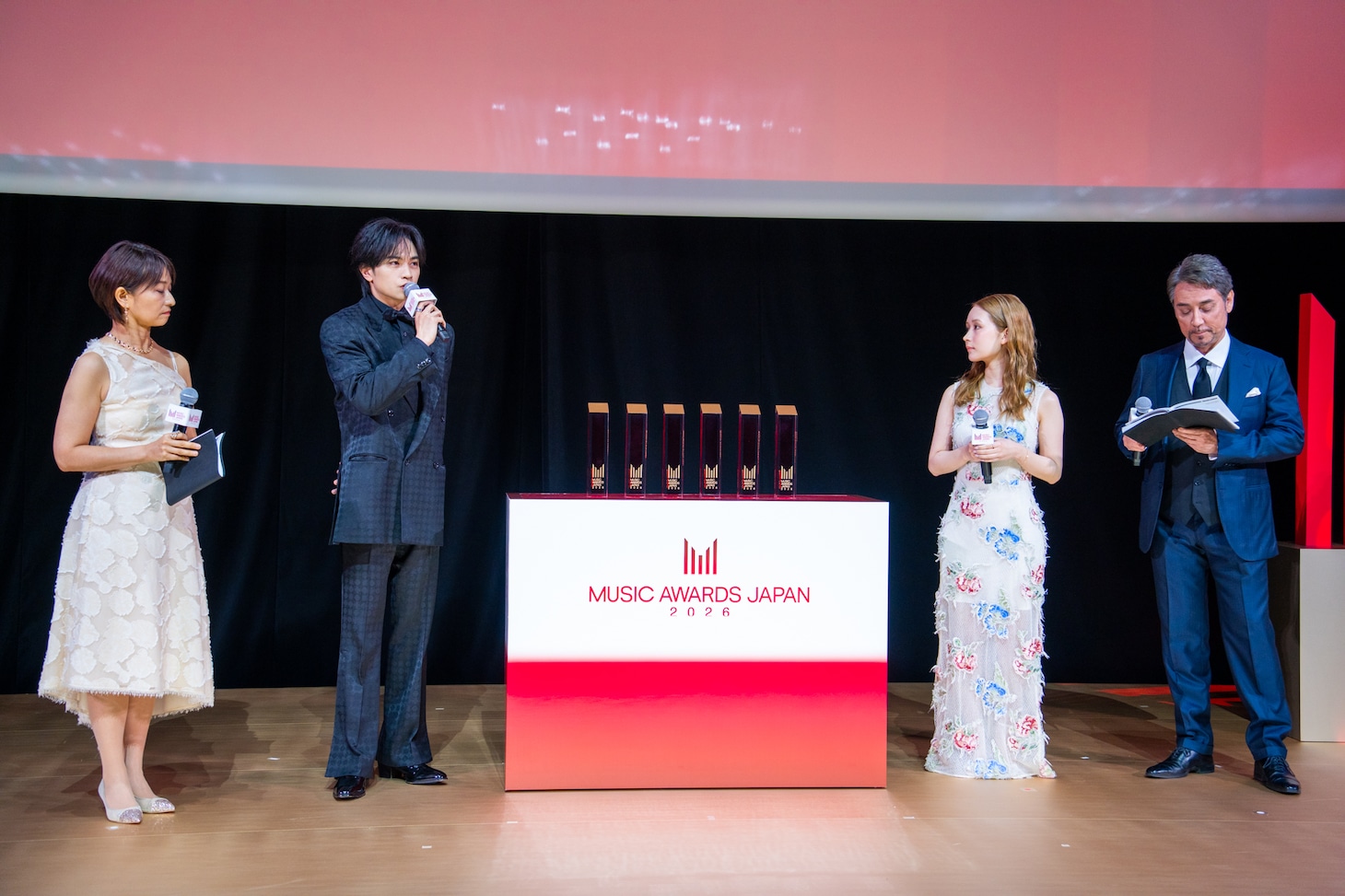 左から住吉美紀、中島健人、畑芽育、クリス・ペプラー。