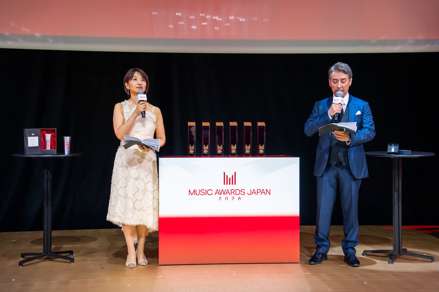 左からMCの住吉美紀、クリス・ペプラー。