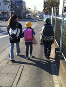 3人で下校する幼少期のLiLi、LANA、LEX。