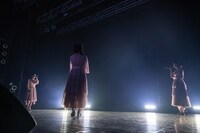 厳かに「雫の輪」を歌うNegicco。