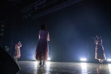 厳かに「雫の輪」を歌うNegicco。