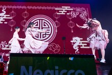 気でMegu（右端）を吹き飛ばすNao☆（中央）。