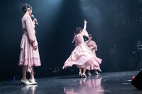 自由な年上メンバーを無言で眺めるKaede（左）。