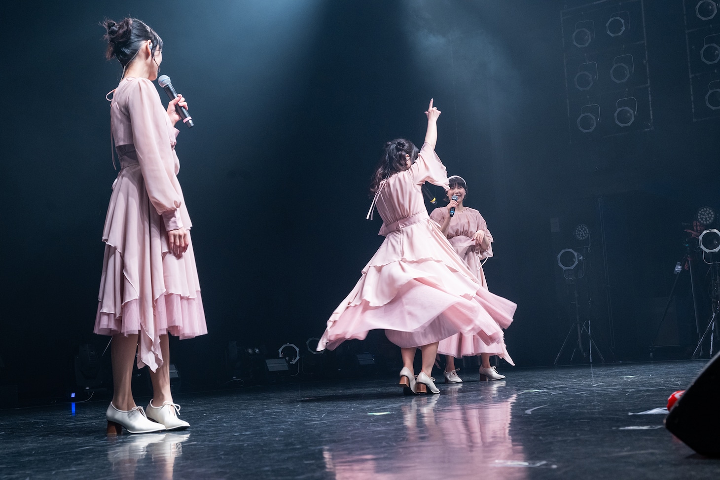 自由な年上メンバーを無言で眺めるKaede（左）。