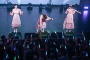 ファンの声援を全身で浴びるNegicco。