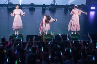ファンの声援を全身で浴びるNegicco。