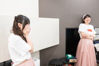 終演後に楽屋で号泣するNao☆（左）。