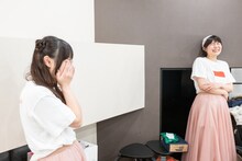 終演後に楽屋で号泣するNao☆（左）。