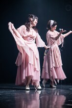 新衣装をアピールするNao☆（左）とMegu（右）。