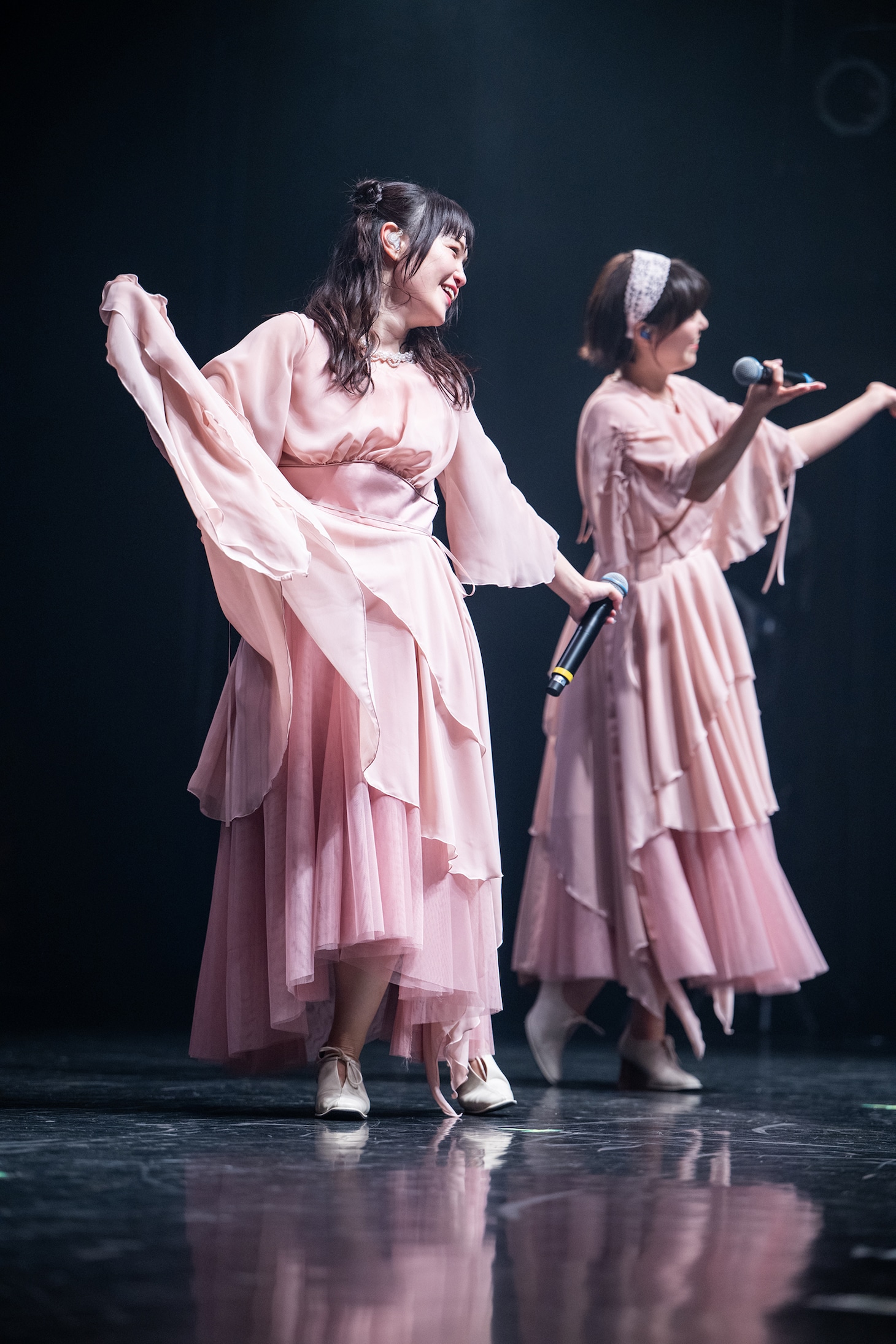 新衣装をアピールするNao☆（左）とMegu（右）。