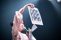 ライブの撮り下ろしビジュアルを使用したクリアファイルを紹介するKaede。