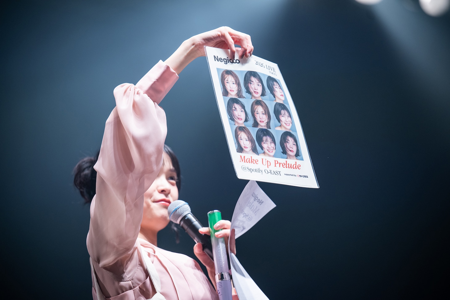 ライブの撮り下ろしビジュアルを使用したクリアファイルを紹介するKaede。