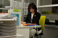 「あざとかわいいワタシが優勝」第6話より、大友花恋演じる松嶋琴音。