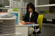 「あざとかわいいワタシが優勝」第6話より、大友花恋演じる松嶋琴音。