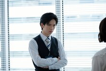 「あざとかわいいワタシが優勝」第6話より、厳しい表情の清水課長（船津稜雅）。