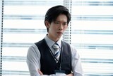 「あざとかわいいワタシが優勝」第6話より、厳しい表情の清水課長（船津稜雅）。