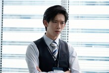 「あざとかわいいワタシが優勝」第6話より、厳しい表情の清水課長（船津稜雅）。