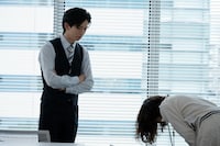 「あざとかわいいワタシが優勝」第6話より、清水課長（船津稜雅）と松嶋琴音（大友花恋）。