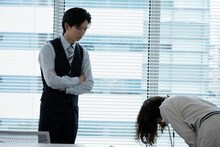 「あざとかわいいワタシが優勝」第6話より、清水課長（船津稜雅）と松嶋琴音（大友花恋）。