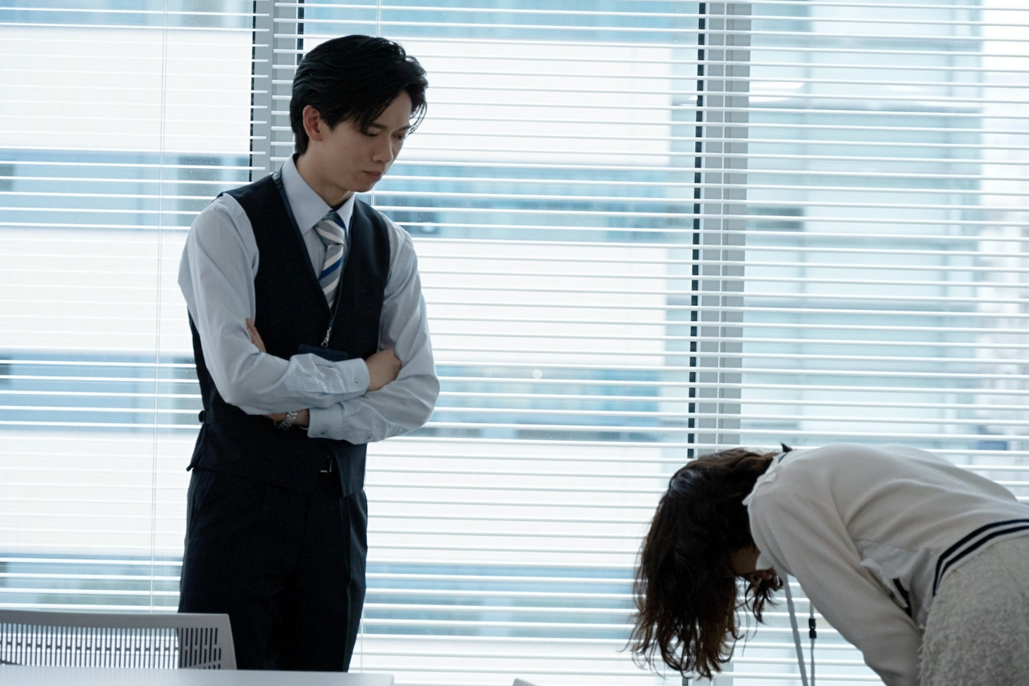 「あざとかわいいワタシが優勝」第6話より、清水課長（船津稜雅）と松嶋琴音（大友花恋）。