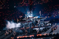 「TWICE ＜THIS IS FOR＞ WORLD TOUR IN JAPAN」MUFGスタジアム（国立競技場）公演の様子。（撮影：田中聖太郎写真事務所）