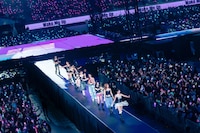 「TWICE ＜THIS IS FOR＞ WORLD TOUR IN JAPAN」MUFGスタジアム（国立競技場）公演の様子。（撮影：田中聖太郎写真事務所）