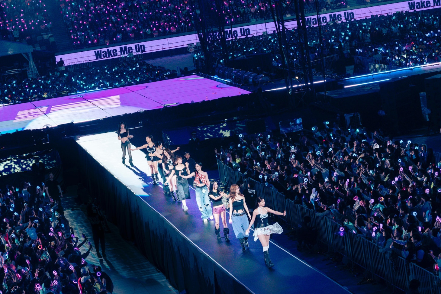 「TWICE ＜THIS IS FOR＞ WORLD TOUR IN JAPAN」MUFGスタジアム（国立競技場）公演の様子。（撮影：田中聖太郎写真事務所）