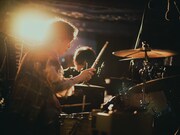 松本ヒデアキ（Dr, Cho）（撮影：タカギタツヒト）