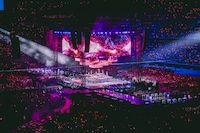 「TWICE ＜THIS IS FOR＞ WORLD TOUR IN JAPAN」MUFGスタジアム（国立競技場）公演の様子。（撮影：田中聖太郎写真事務所）