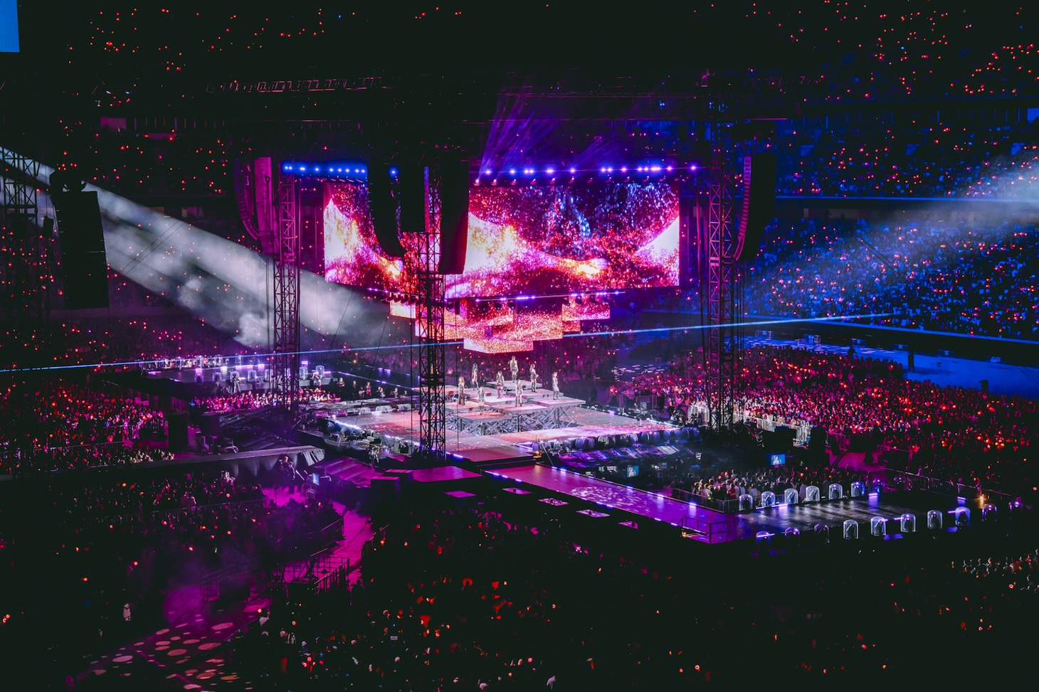 「TWICE ＜THIS IS FOR＞ WORLD TOUR IN JAPAN」MUFGスタジアム（国立競技場）公演の様子。（撮影：田中聖太郎写真事務所）