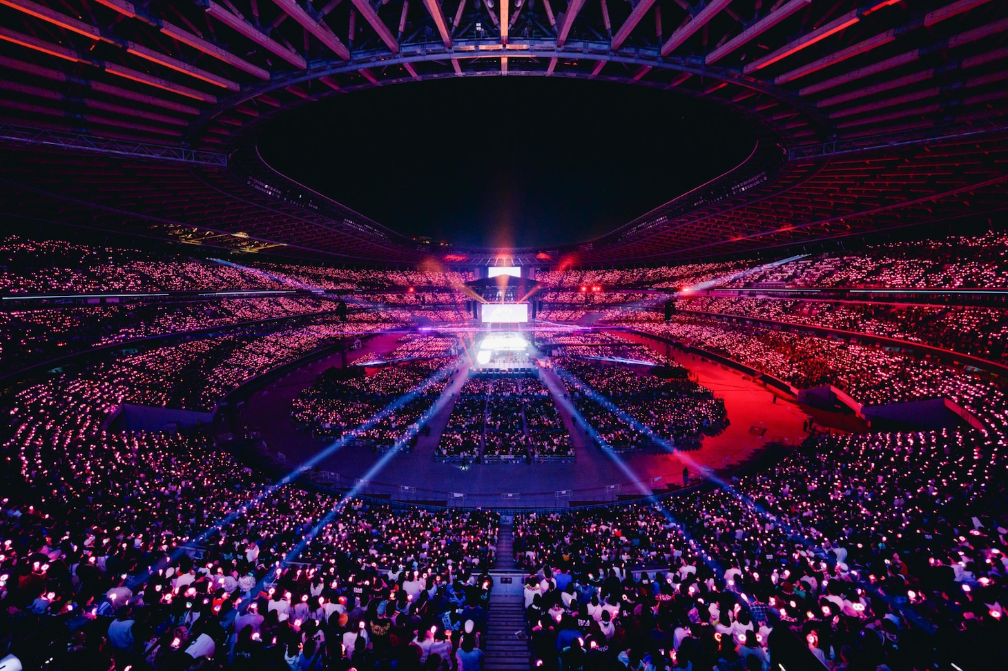 「TWICE ＜THIS IS FOR＞ WORLD TOUR IN JAPAN」MUFGスタジアム（国立競技場）公演の様子。（撮影：田中聖太郎写真事務所）