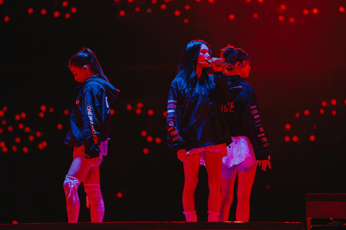 「TAKEDOWN」を歌うジョンヨン、ジヒョ、チェヨン。（撮影：田中聖太郎写真事務所）