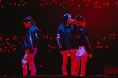 「TAKEDOWN」を歌うジョンヨン、ジヒョ、チェヨン。（撮影：田中聖太郎写真事務所）